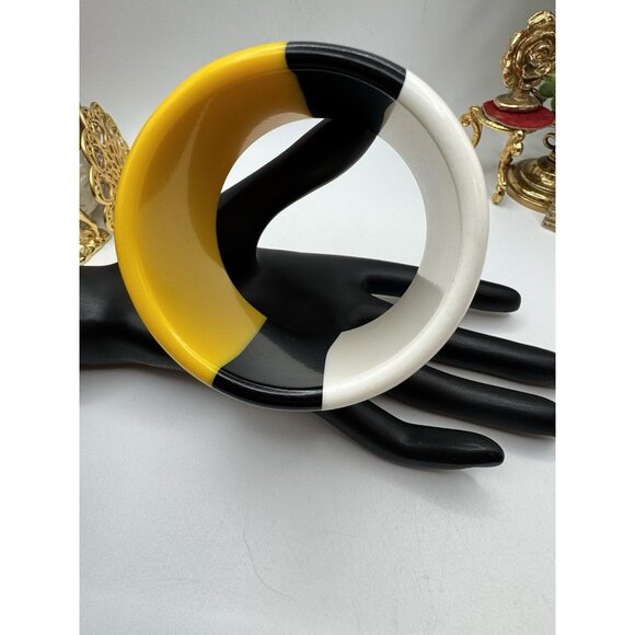 Vintage Retro Lucite Striped Chunky Bangle Bracelet Yellow White And Black - Picture 5 of 6